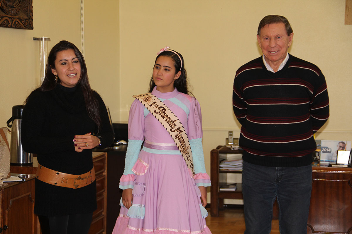 EXECUTIVO HOMENAGEIA A PRIMEIRA PRENDA MIRIM DA 20ª REGIÃO TRADICIONALISTA